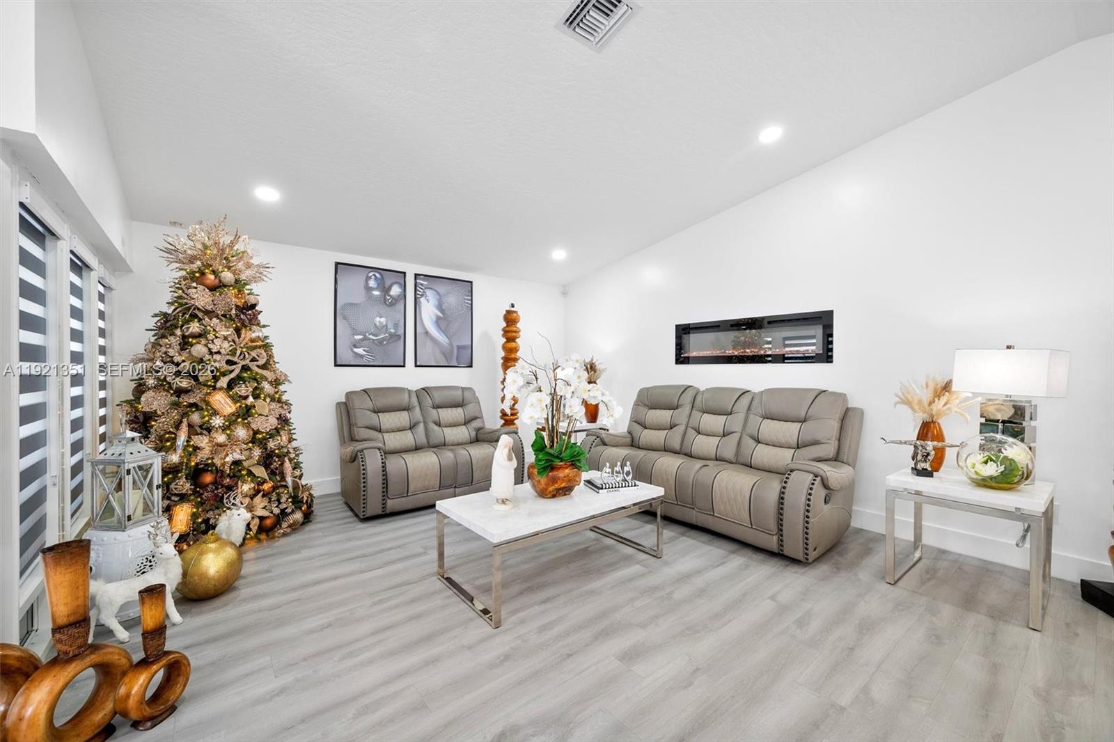 MEADOW WOOD MANOR #4 - Residential