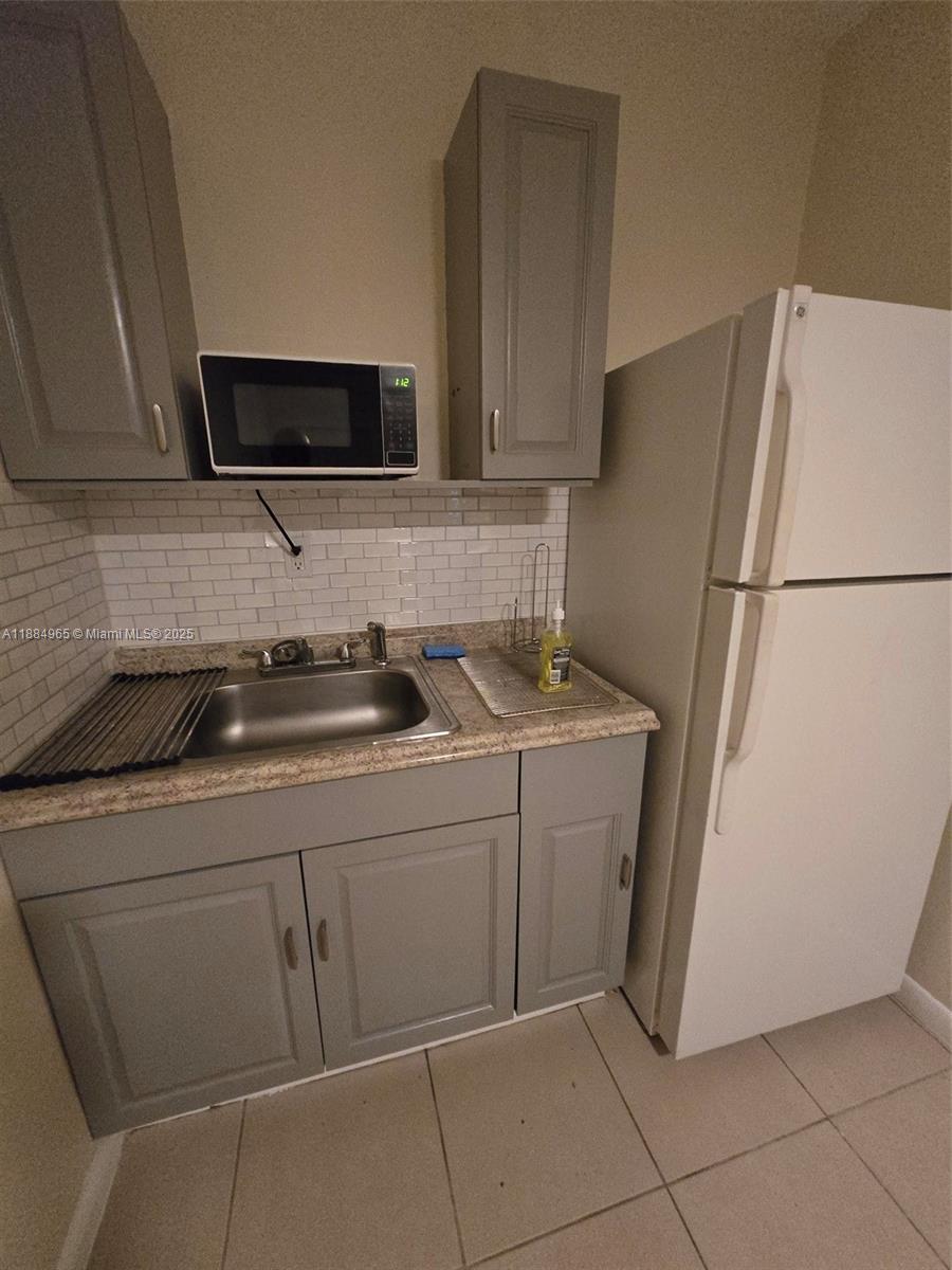 RAINBOW LAKES - Residential Lease