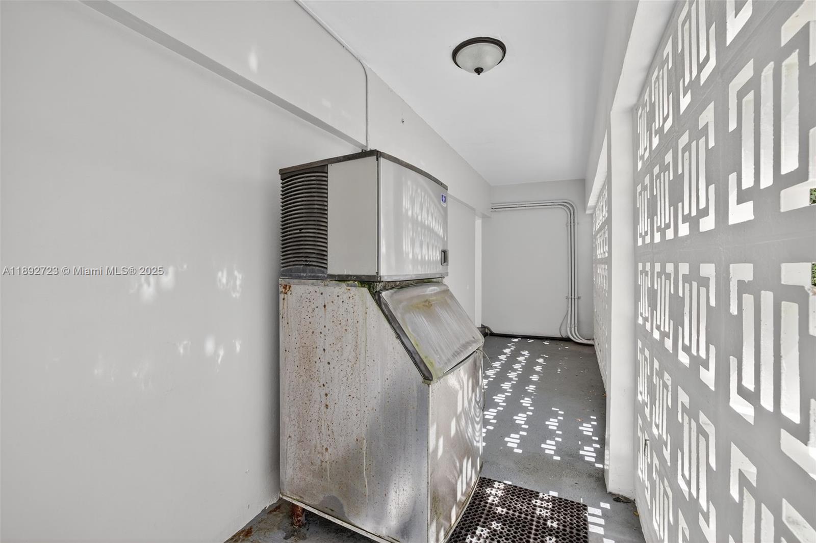 CARAVEL CONDOMINIUM APART - Residential
