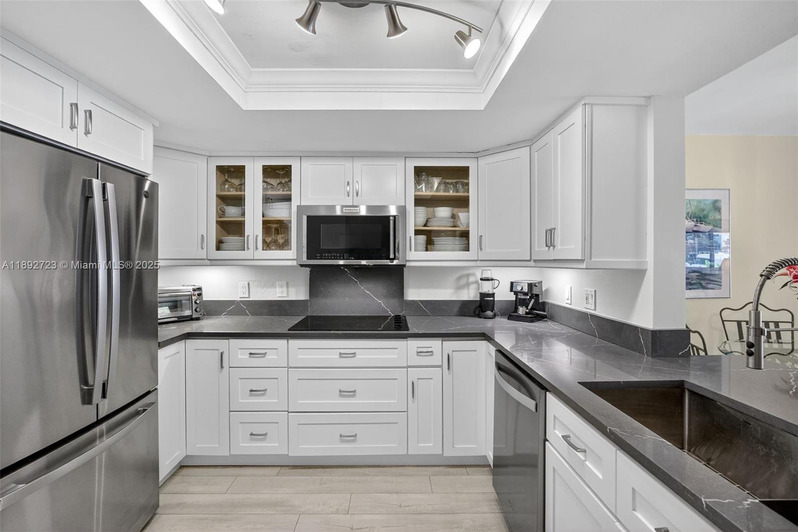 CARAVEL CONDOMINIUM APART - Residential