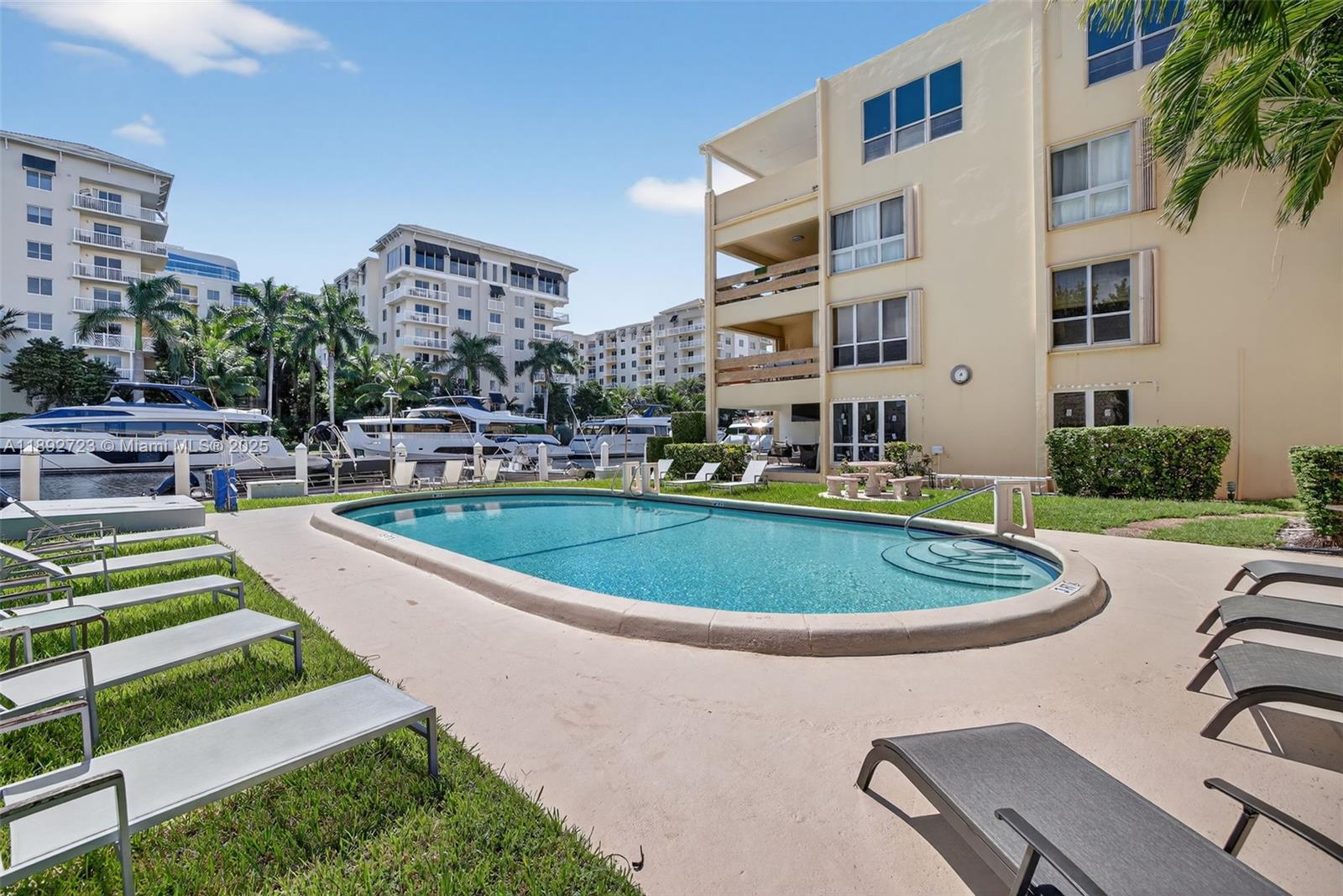 CARAVEL CONDOMINIUM APART - Residential