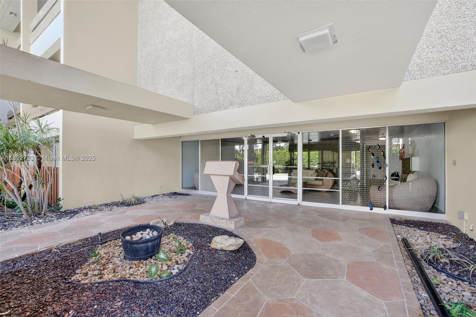 CARAVEL CONDOMINIUM APART - Residential
