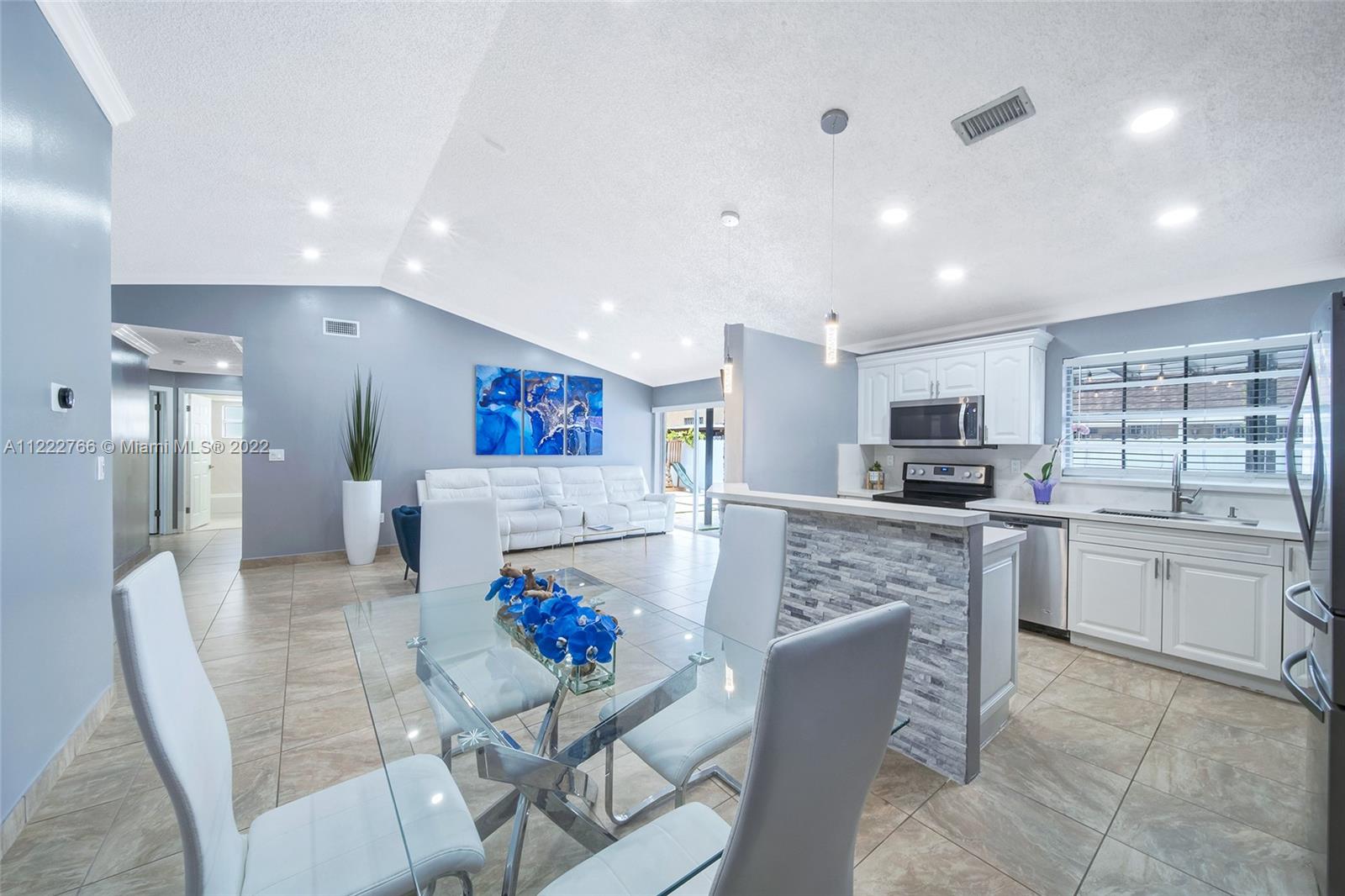 COUNTRY LAKE PARK - Residential