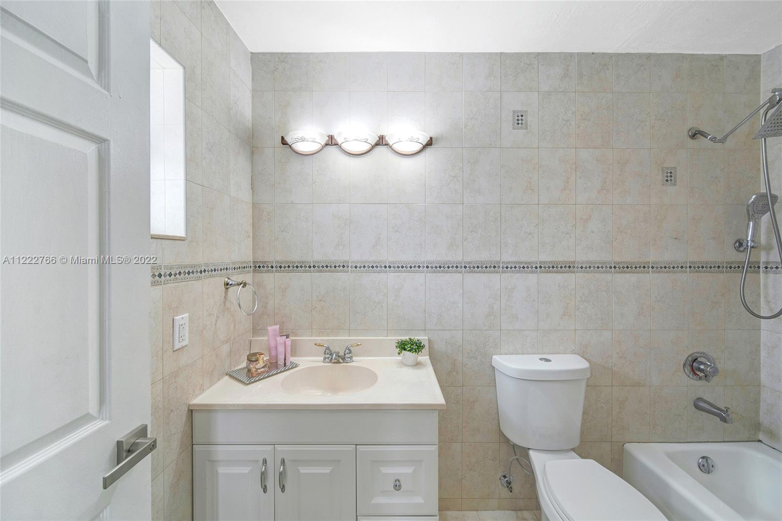 COUNTRY LAKE PARK - Residential