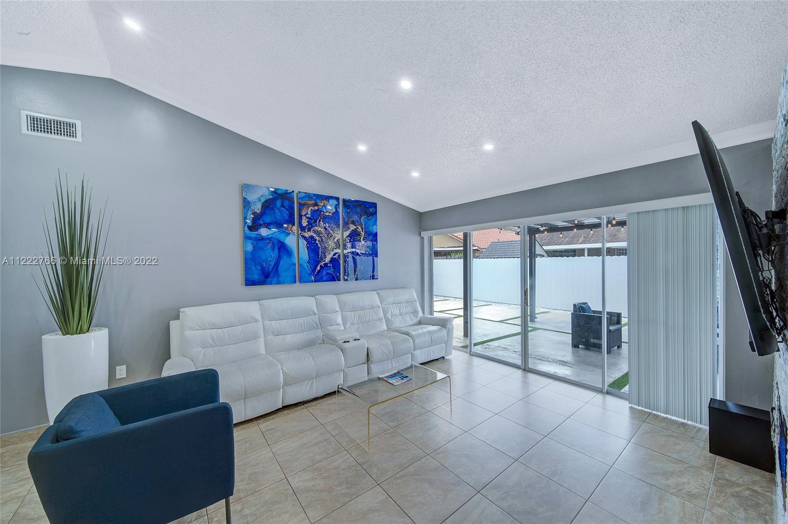 COUNTRY LAKE PARK - Residential