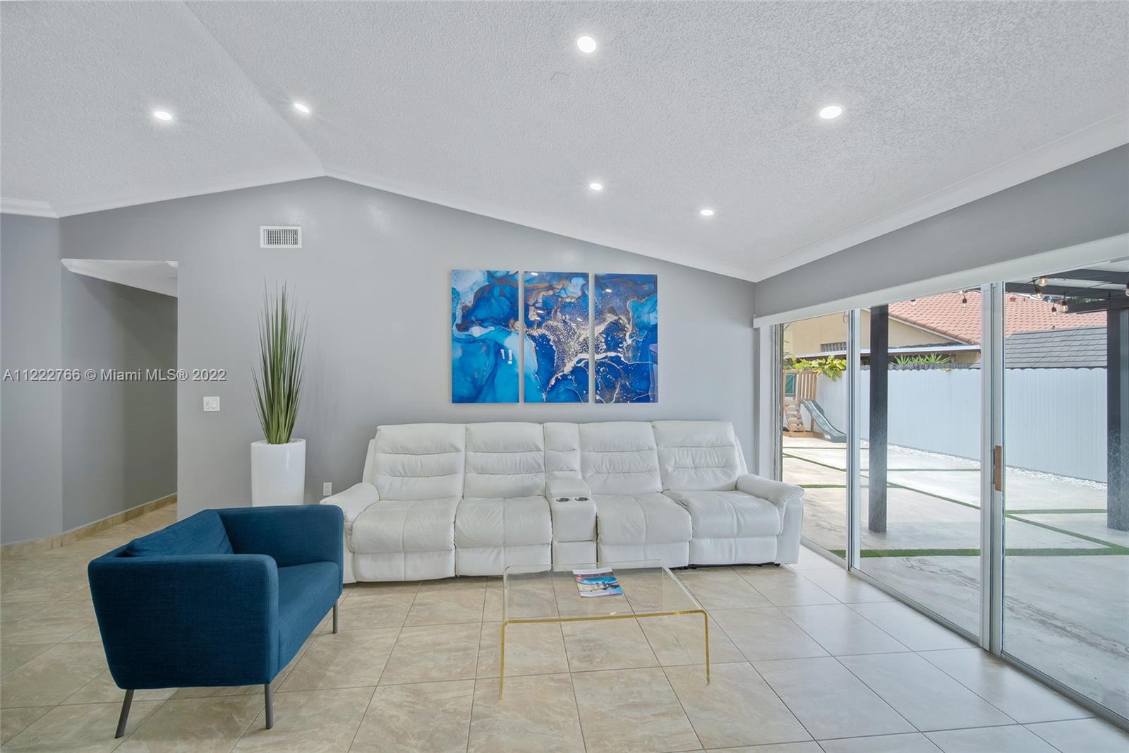 COUNTRY LAKE PARK - Residential