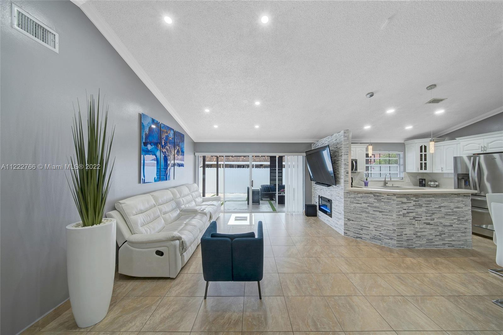 COUNTRY LAKE PARK - Residential