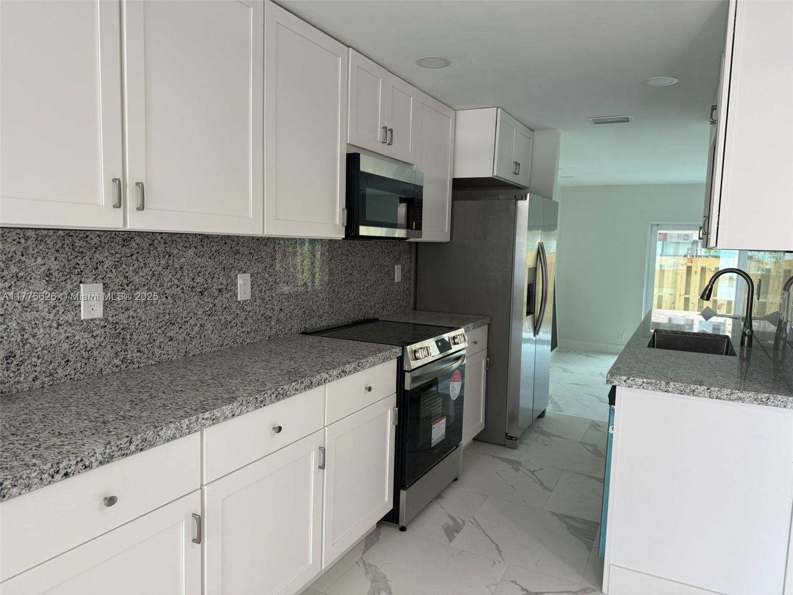 8183 Nw 8th Mnr 9, Plantation, Miami-Dade County, Florida - 4 Bedrooms  
3 Bathrooms - 