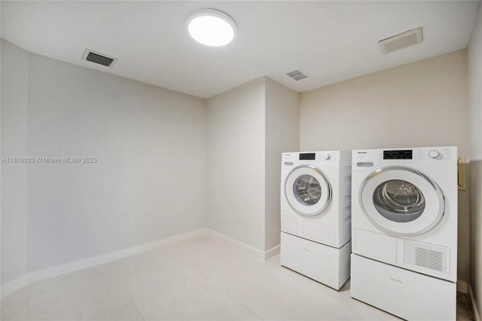 Key Biscayne, Florida 33149, United States, 2 Bedrooms Bedrooms, ,3 BathroomsBathrooms,Residential,Active,144509