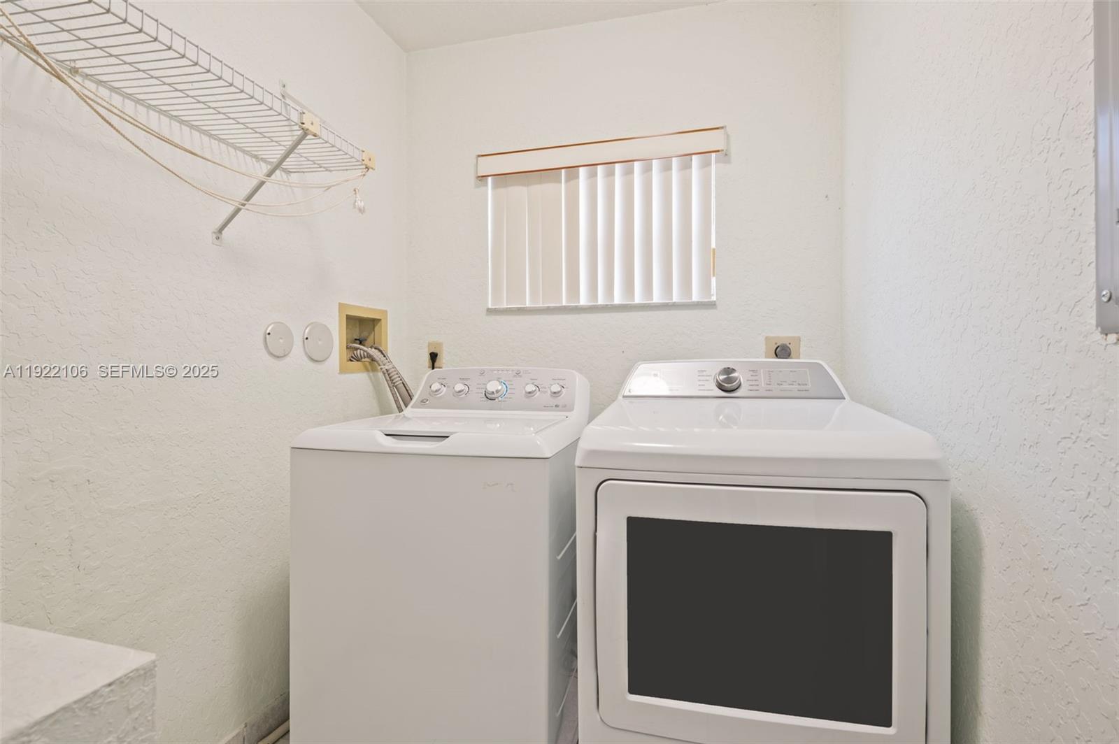 EMBASSY LAKES - Residential