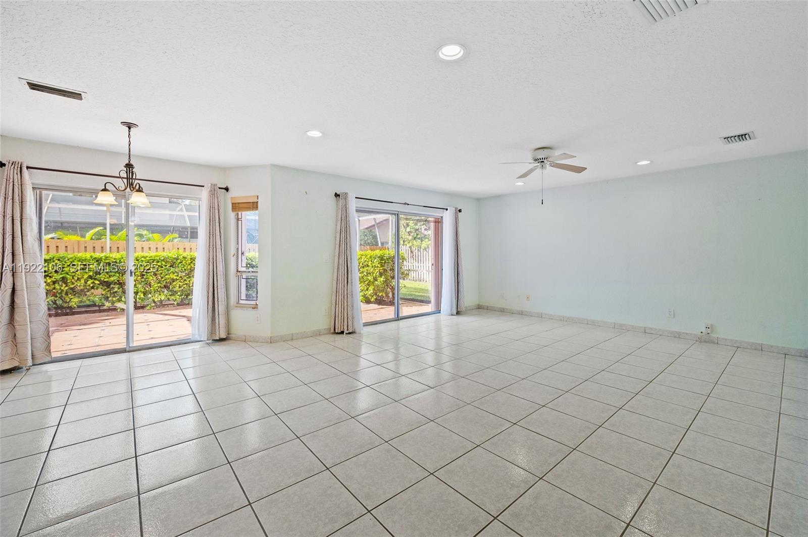 EMBASSY LAKES - Residential