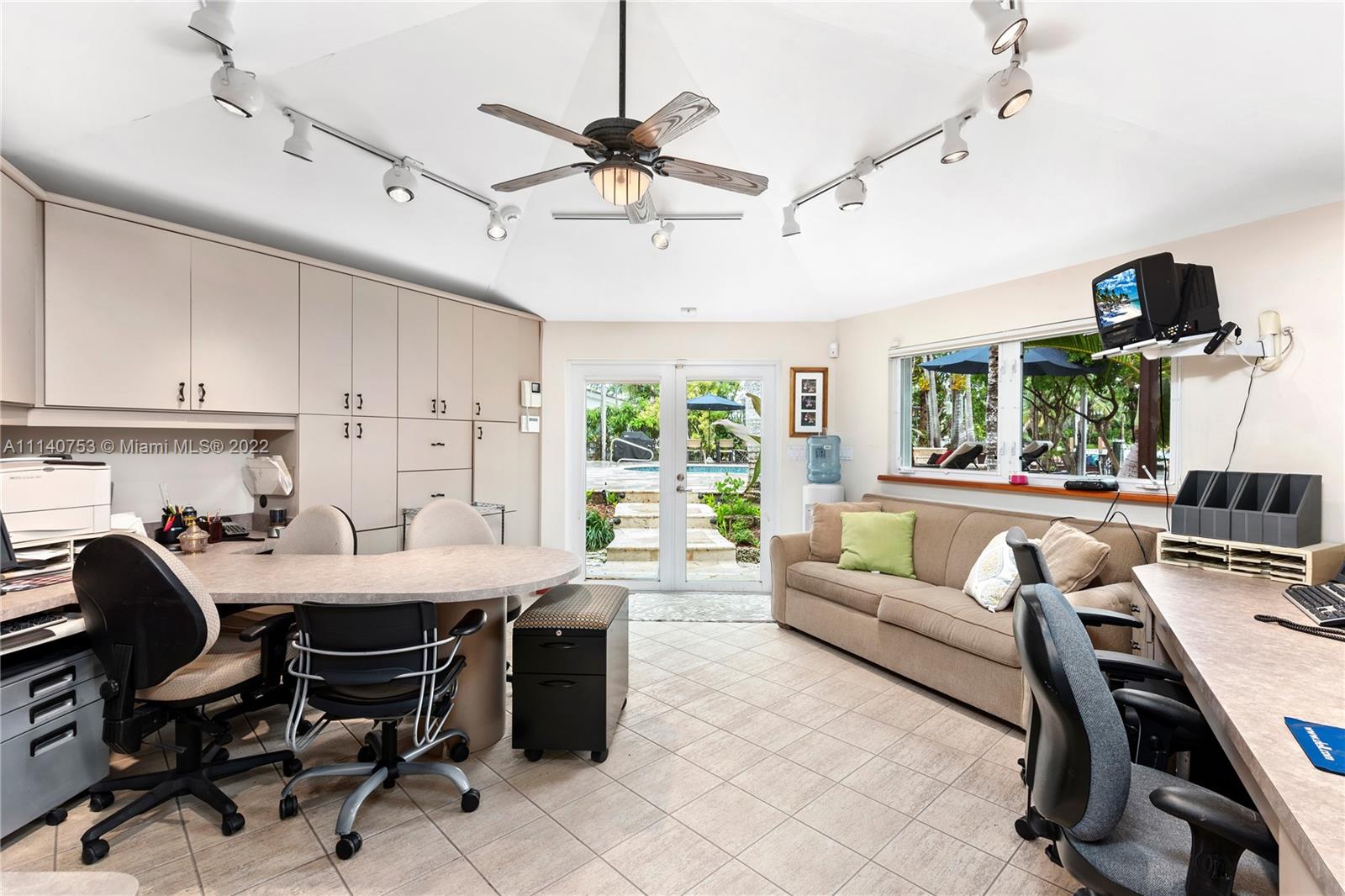 BELLE MEADE ISLAND - Residential