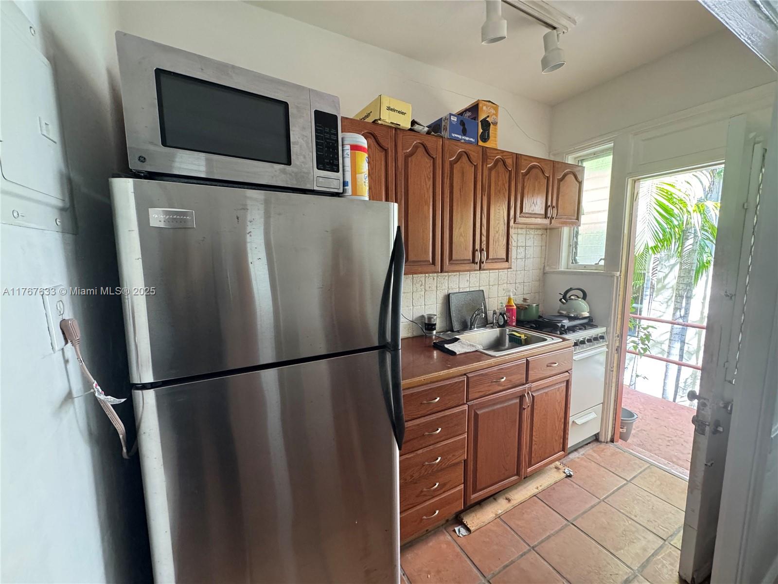 1560 Jefferson Ave 5