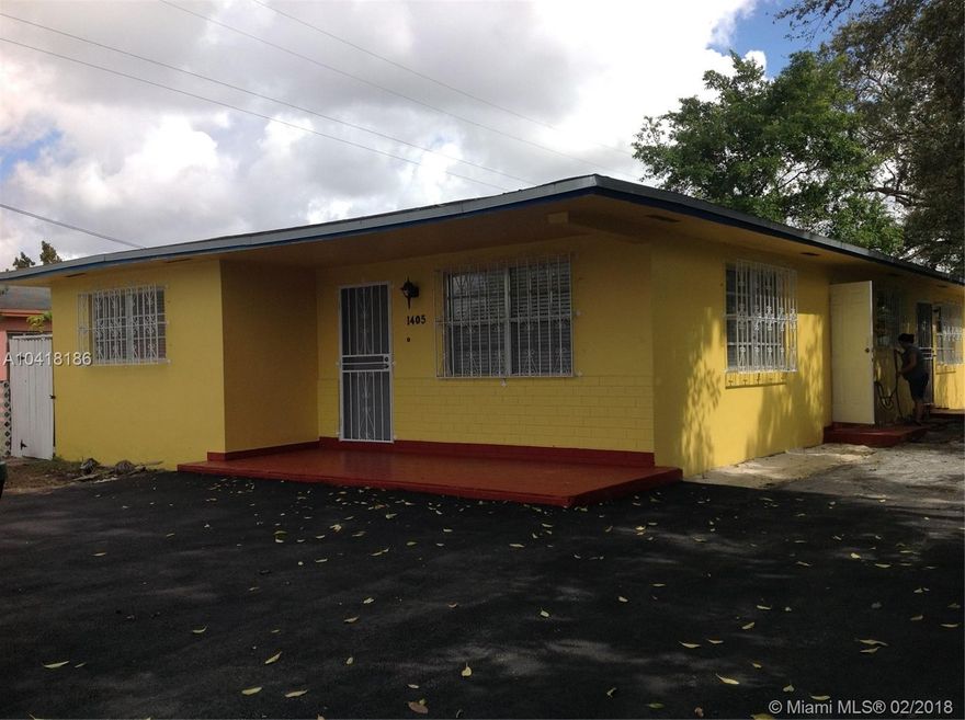 Beautiful Duplex 2 Bedroom and 1 Bathroom, Laundry Room,Small Patio,2 parking space,Dinining and Living Room,Recently Renovated,Granite Counter,Water Included in the rent. Very nice place and quiet.No Pets
Very spacious and Bright.