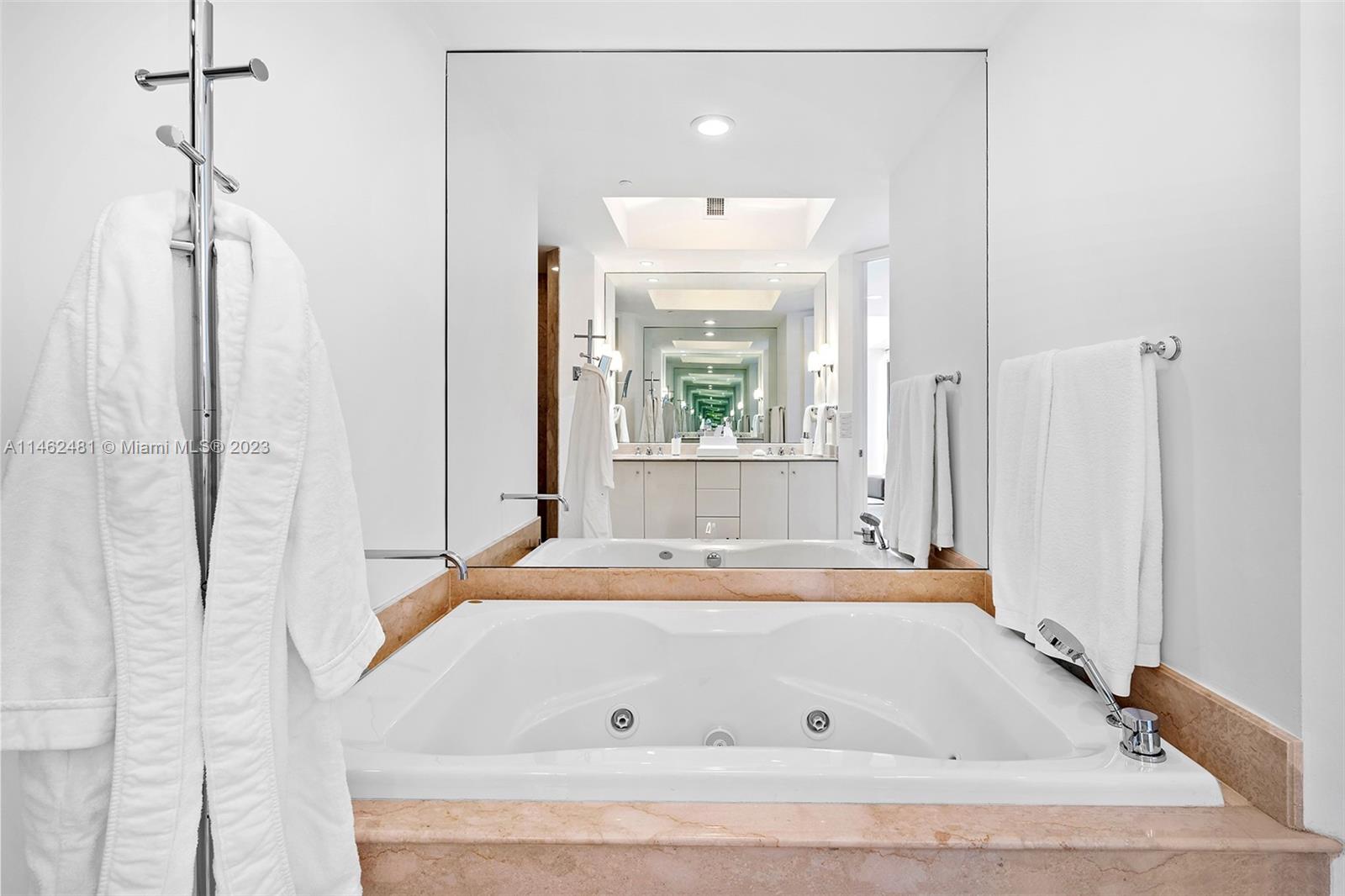 CONTINUUM ON SOUTH BEACH - Residential