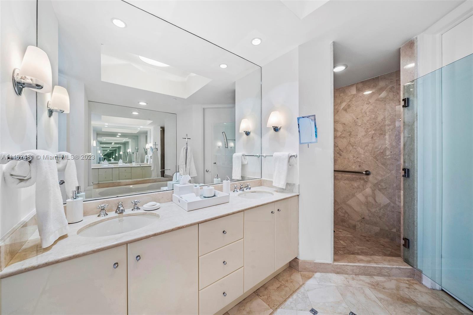 CONTINUUM ON SOUTH BEACH - Residential