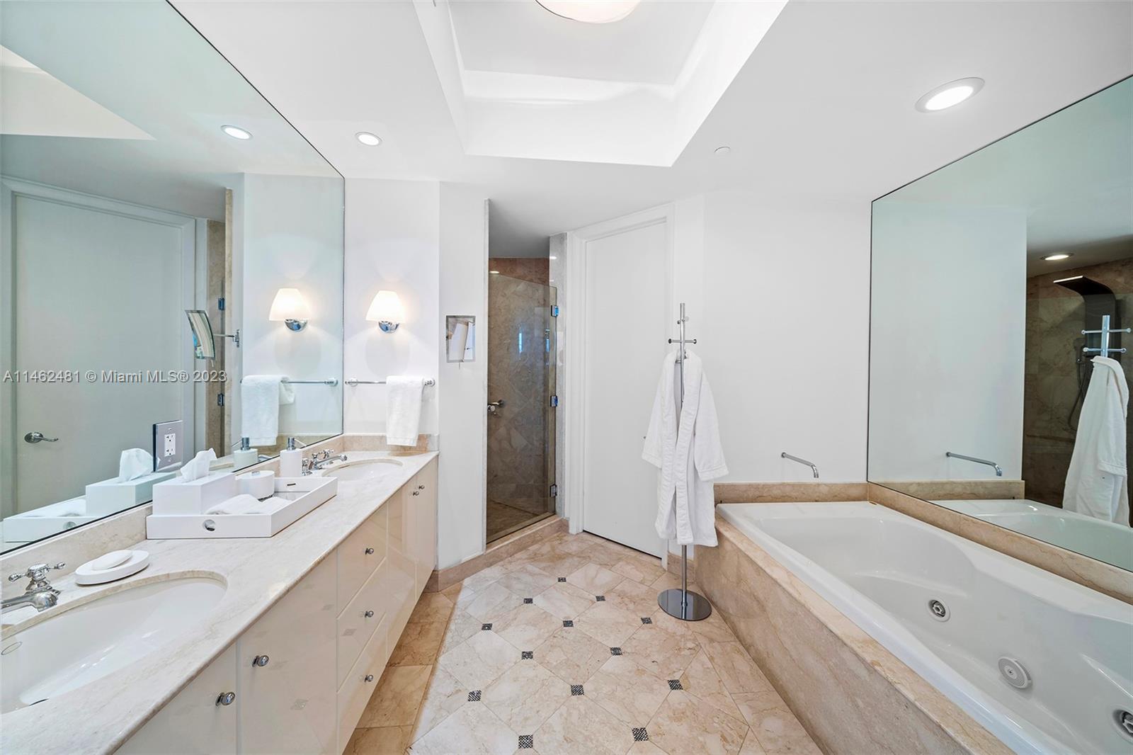 CONTINUUM ON SOUTH BEACH - Residential