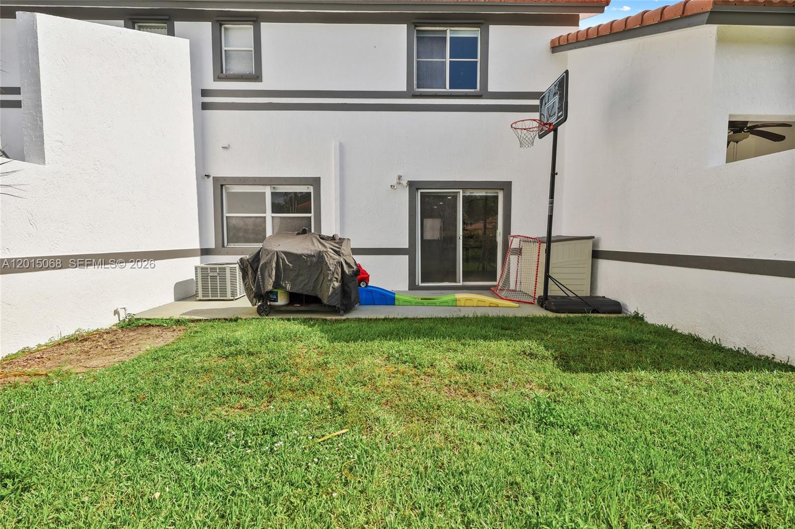 SUNSET PLAZA - Residential Lease