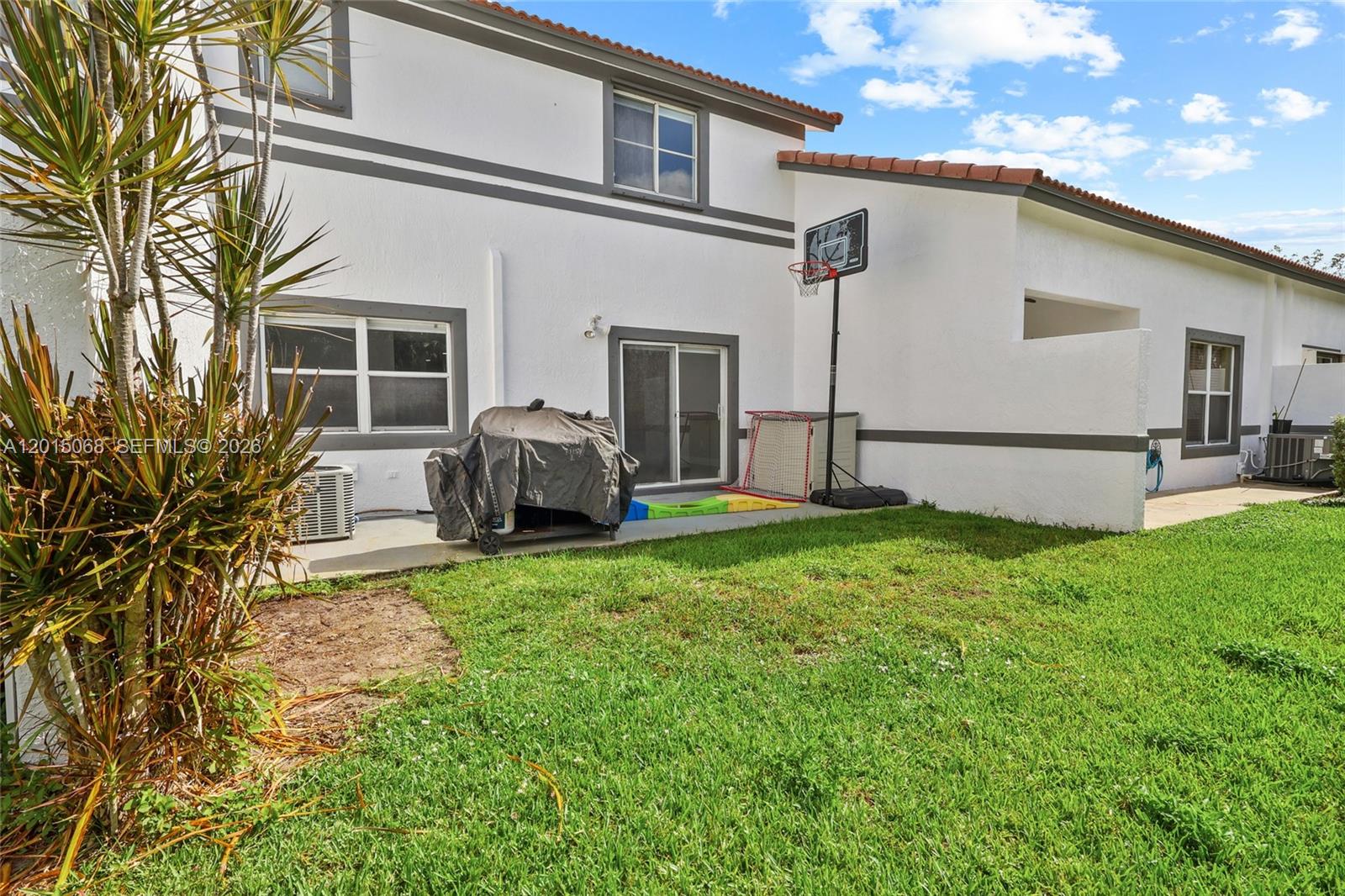 SUNSET PLAZA - Residential Lease