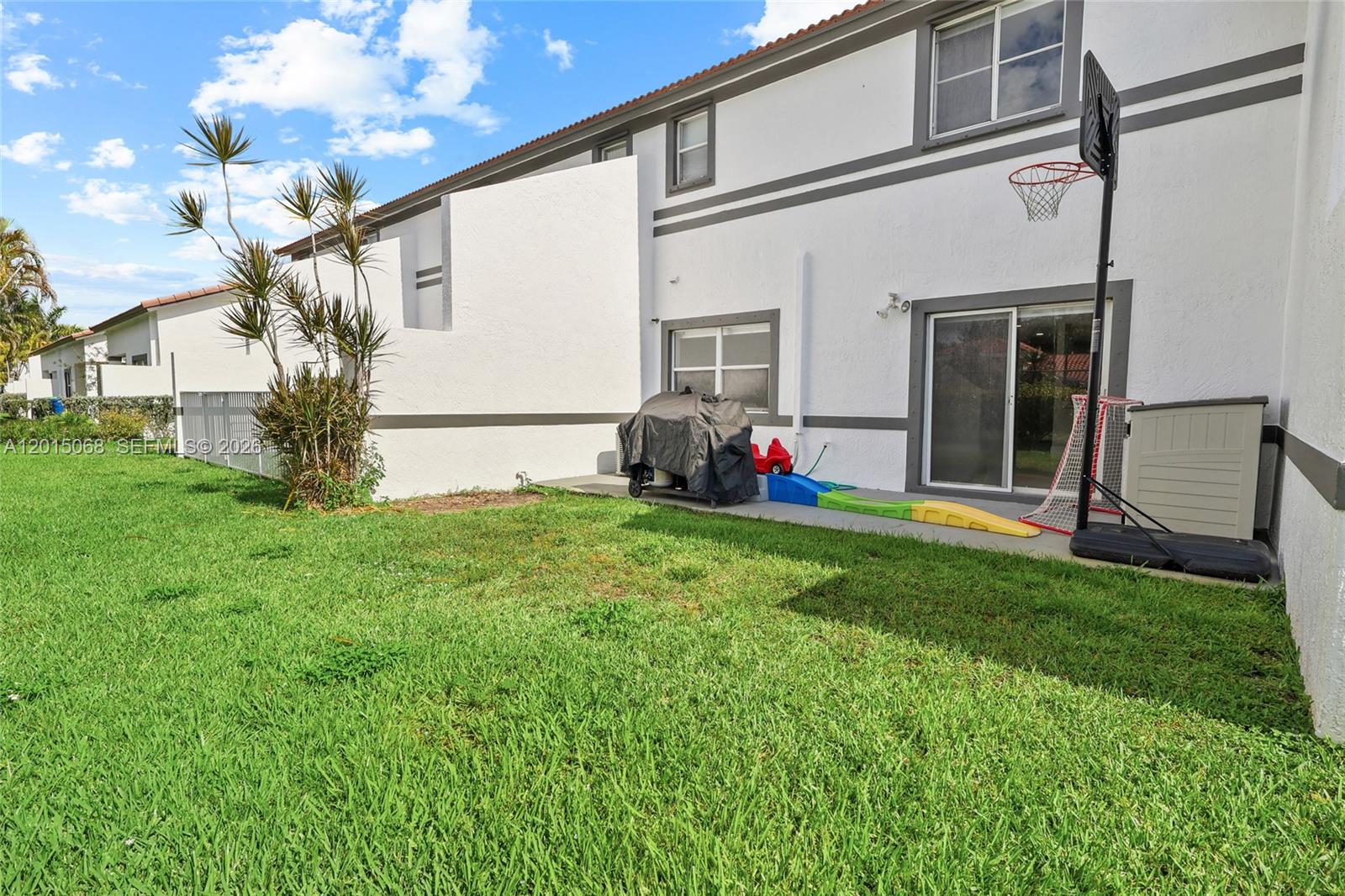 SUNSET PLAZA - Residential Lease