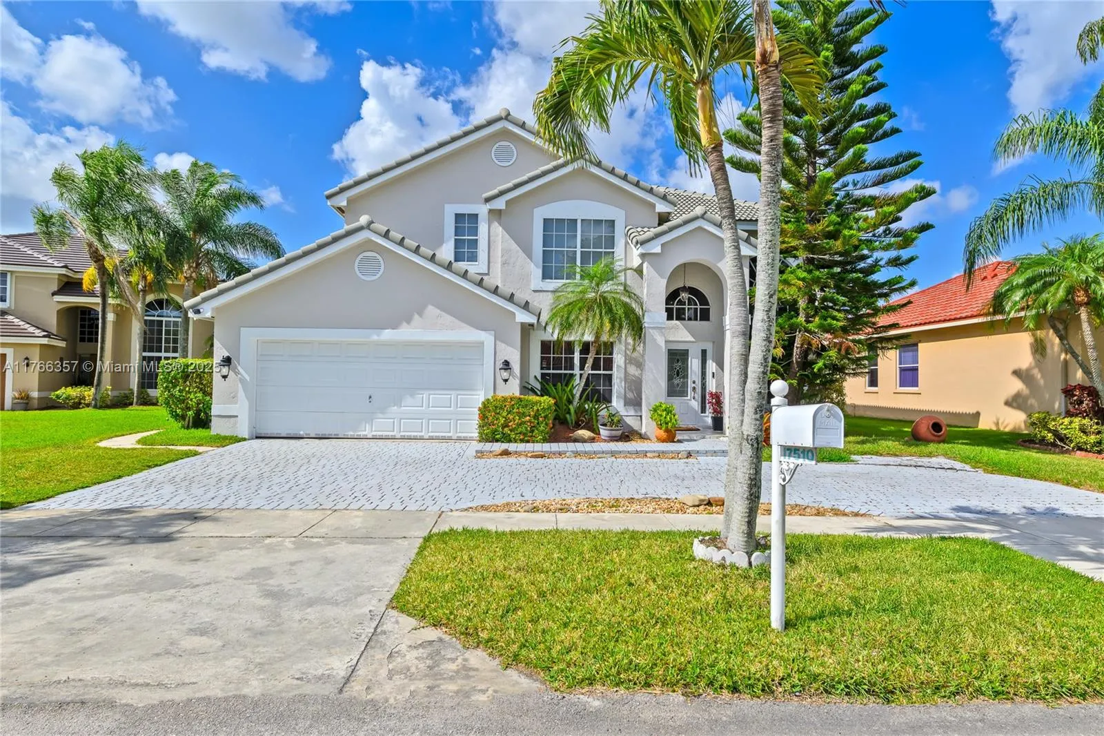 Pembroke Pines, Florida 33029, United States, 5 Bedrooms Bedrooms, ,4 BathroomsBathrooms,Residential,Active,90810
