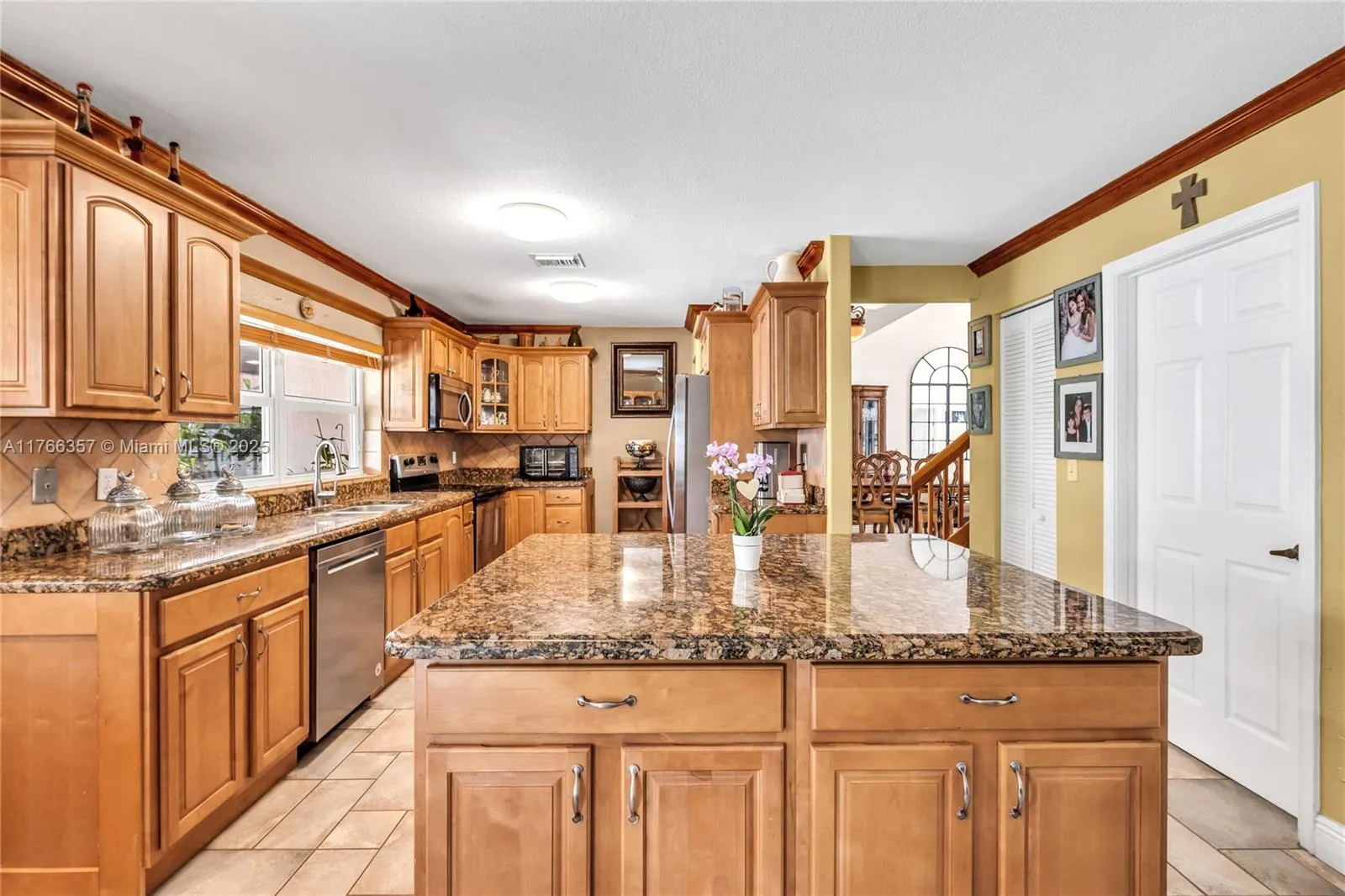 Pembroke Pines, Florida 33029, United States, 5 Bedrooms Bedrooms, ,4 BathroomsBathrooms,Residential,Active,90810