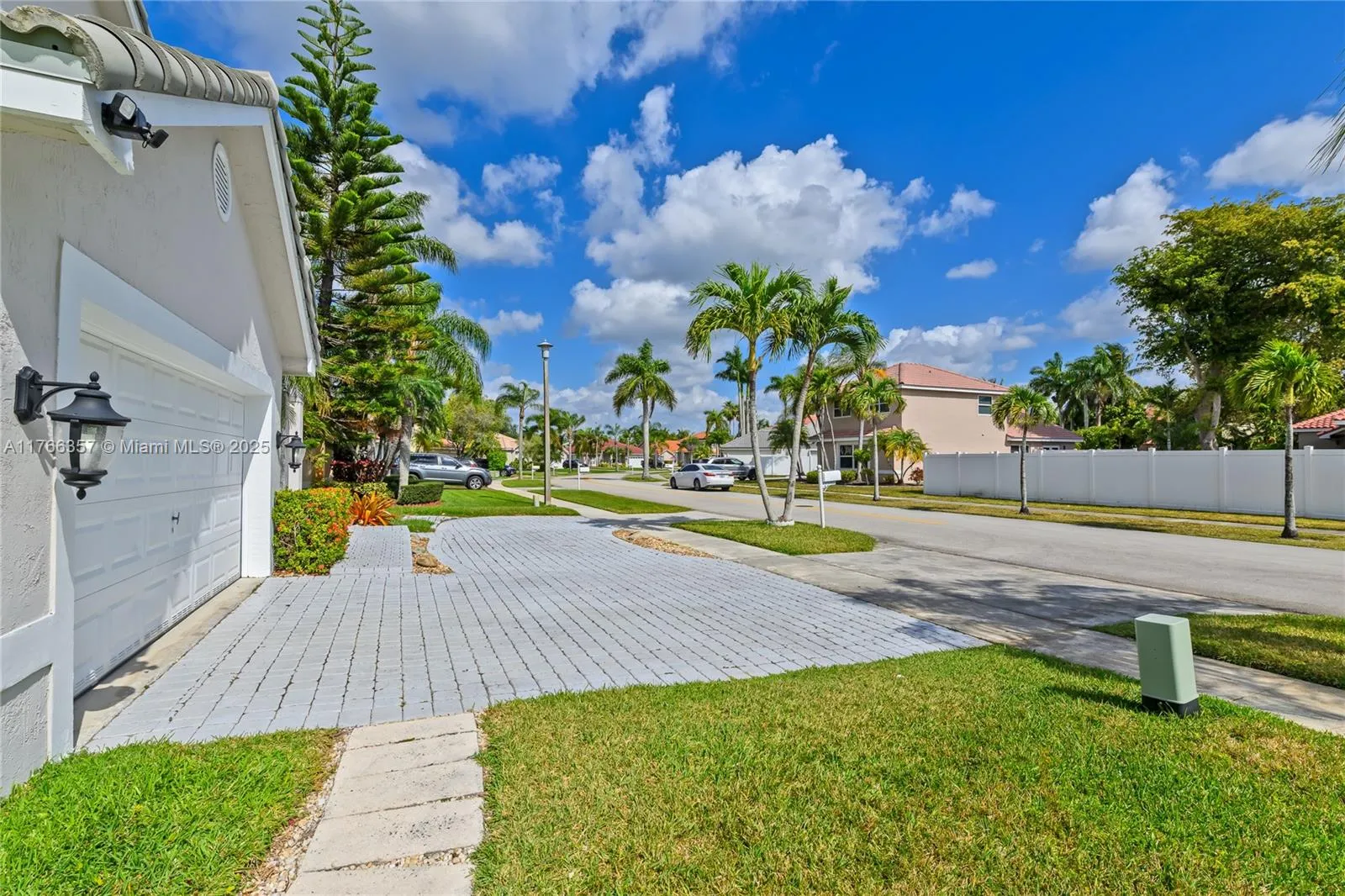Pembroke Pines, Florida 33029, United States, 5 Bedrooms Bedrooms, ,4 BathroomsBathrooms,Residential,Active,90810