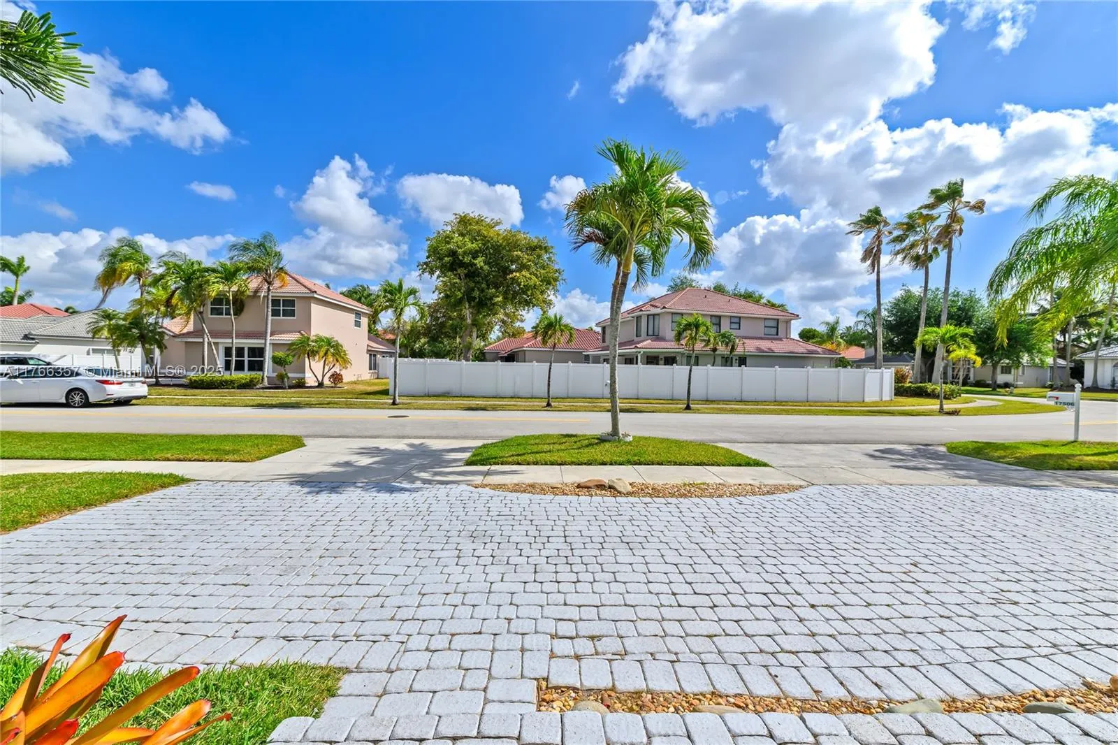Pembroke Pines, Florida 33029, United States, 5 Bedrooms Bedrooms, ,4 BathroomsBathrooms,Residential,Active,90810
