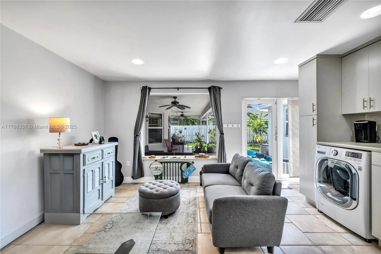 Pembroke Pines, Florida 33029, United States, 5 Bedrooms Bedrooms, ,4 BathroomsBathrooms,Residential,Active,90810