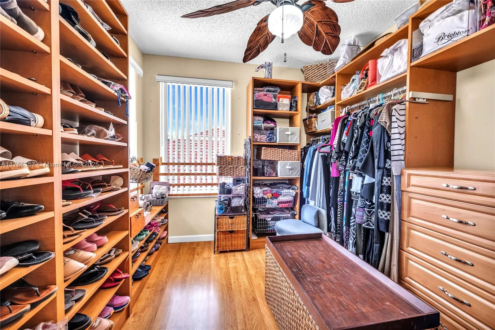 Pembroke Pines, Florida 33029, United States, 5 Bedrooms Bedrooms, ,4 BathroomsBathrooms,Residential,Active,90810