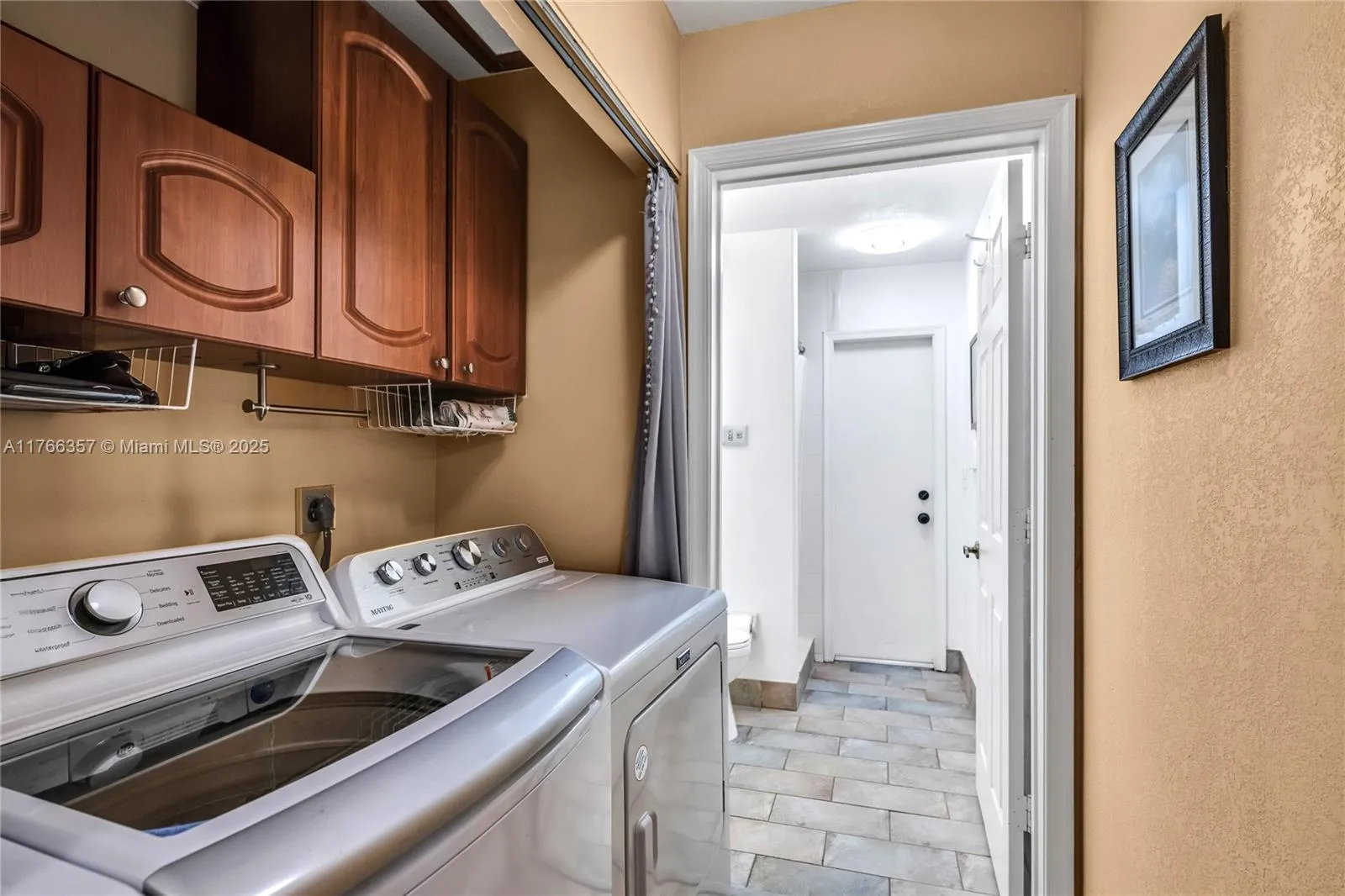 Pembroke Pines, Florida 33029, United States, 5 Bedrooms Bedrooms, ,4 BathroomsBathrooms,Residential,Active,90810