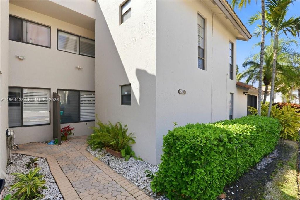 Photo of 958 Mockingbird Ln #514, Plantation, FL 33324 (MLS # A11964433)