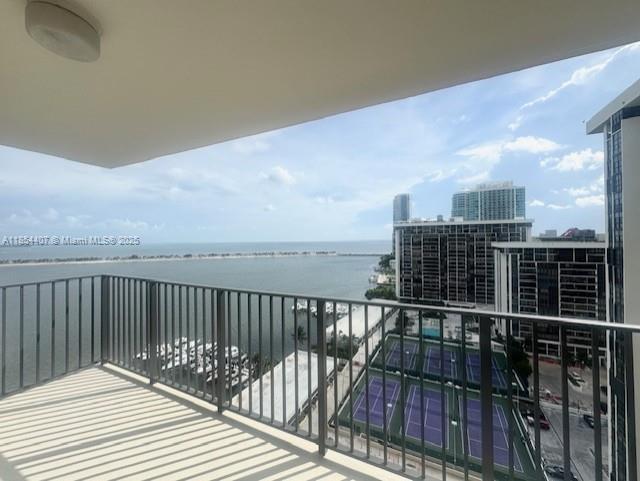 FABULOUS UNOBSRUCTED VIEW OF WIDE OPEN BAY, 2 BEDS/2BATHS, ON HIGH FLOOR S.E. WATERFRONT EXPOSUIRE AND CITY LIGHTS. WHITE TILED THROUGHOUT, EAT-IN KITCHEN AND SPACIOUS CLOSETS.LARGE BALCONY OVERLOOKING BAY. COVERED PARKING AND STORAGE LOCKER. VERY GOOD CONDITION, BRIGHT & AIRY.