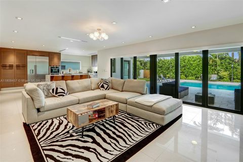 555 SW 27th Rd - Miami FL 33129