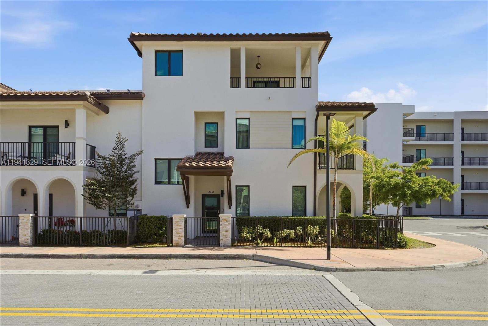 DOWNTOWN DORAL SOUTH PHAS - Residential