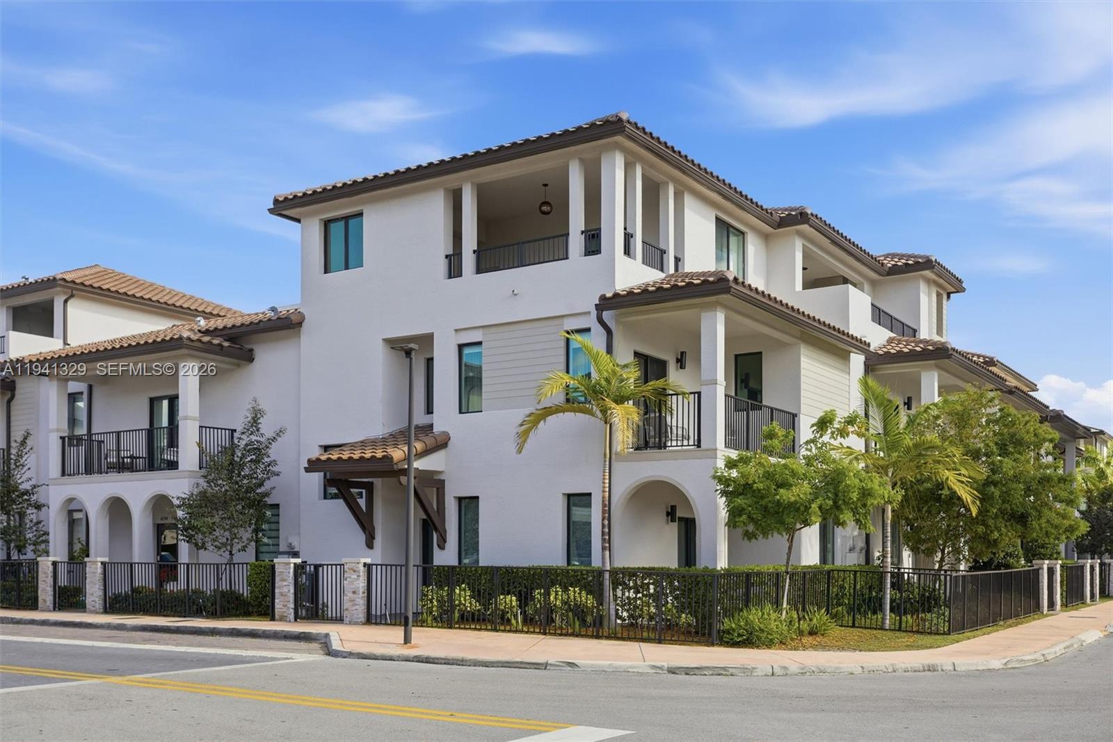DOWNTOWN DORAL SOUTH PHAS - Residential