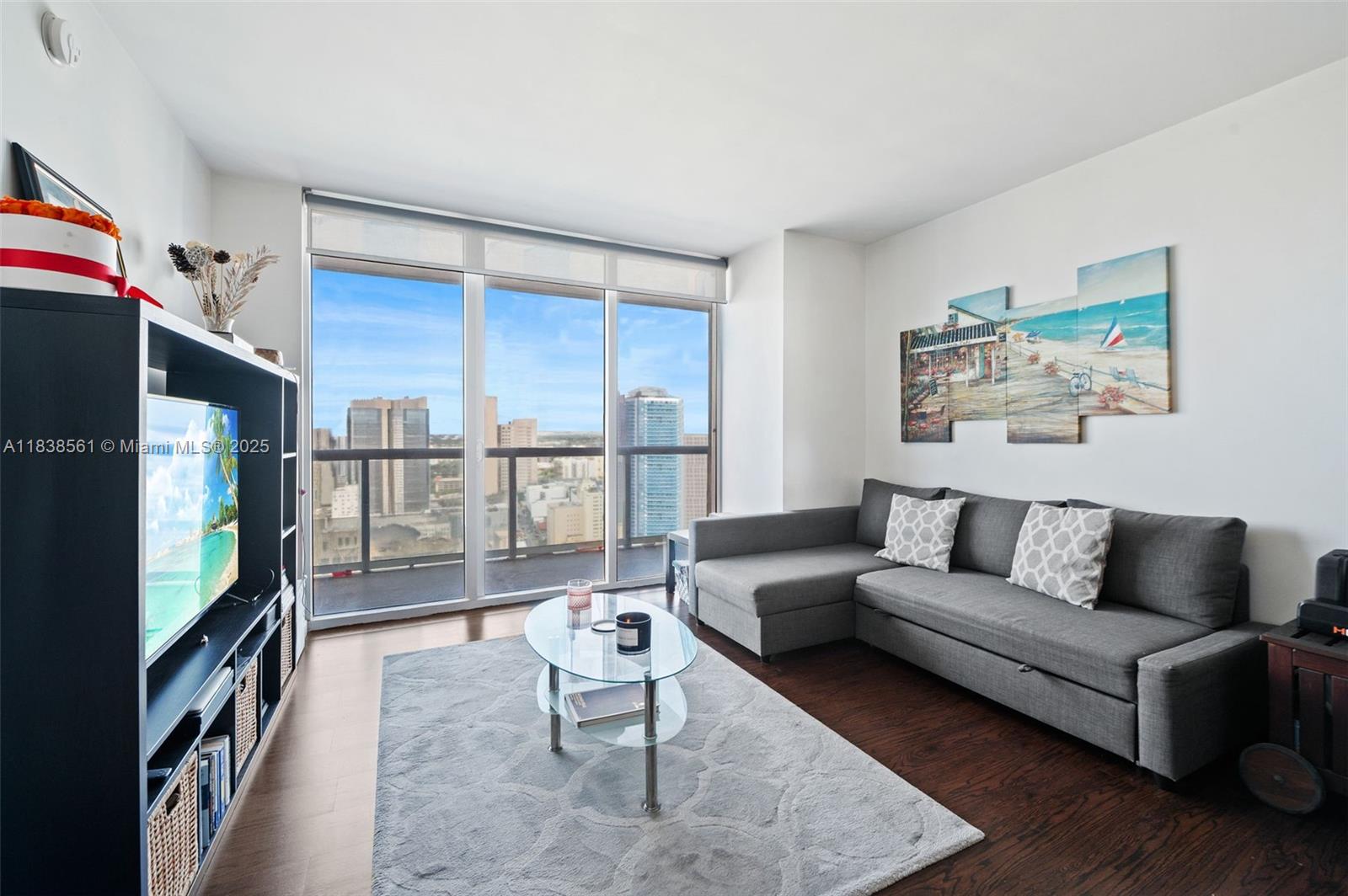 A true gem in the Miami skyline! This 1 bed + den / 1 bath condo offers an upgraded bathroom, walk-in closet, beautiful city and pool views, floor-to-ceiling windows, and a sleek Italian kitchen with black granite countertops and stainless steel appliances. Enjoy resort-style amenities including a spa, infinity pool, cabanas, gym, BBQ area, and 24/7 concierge service.
Ideally located in the heart of Downtown Miami—just steps from Bayfront Park, Kaseya Center, and world-class museums—with easy access to Miami Beach, premier shopping, and fine dining.