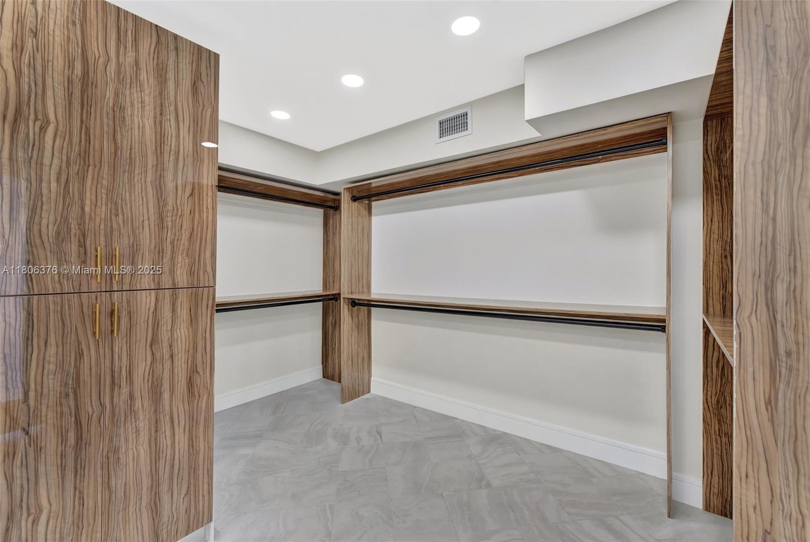 GALLEON CONDO - Residential