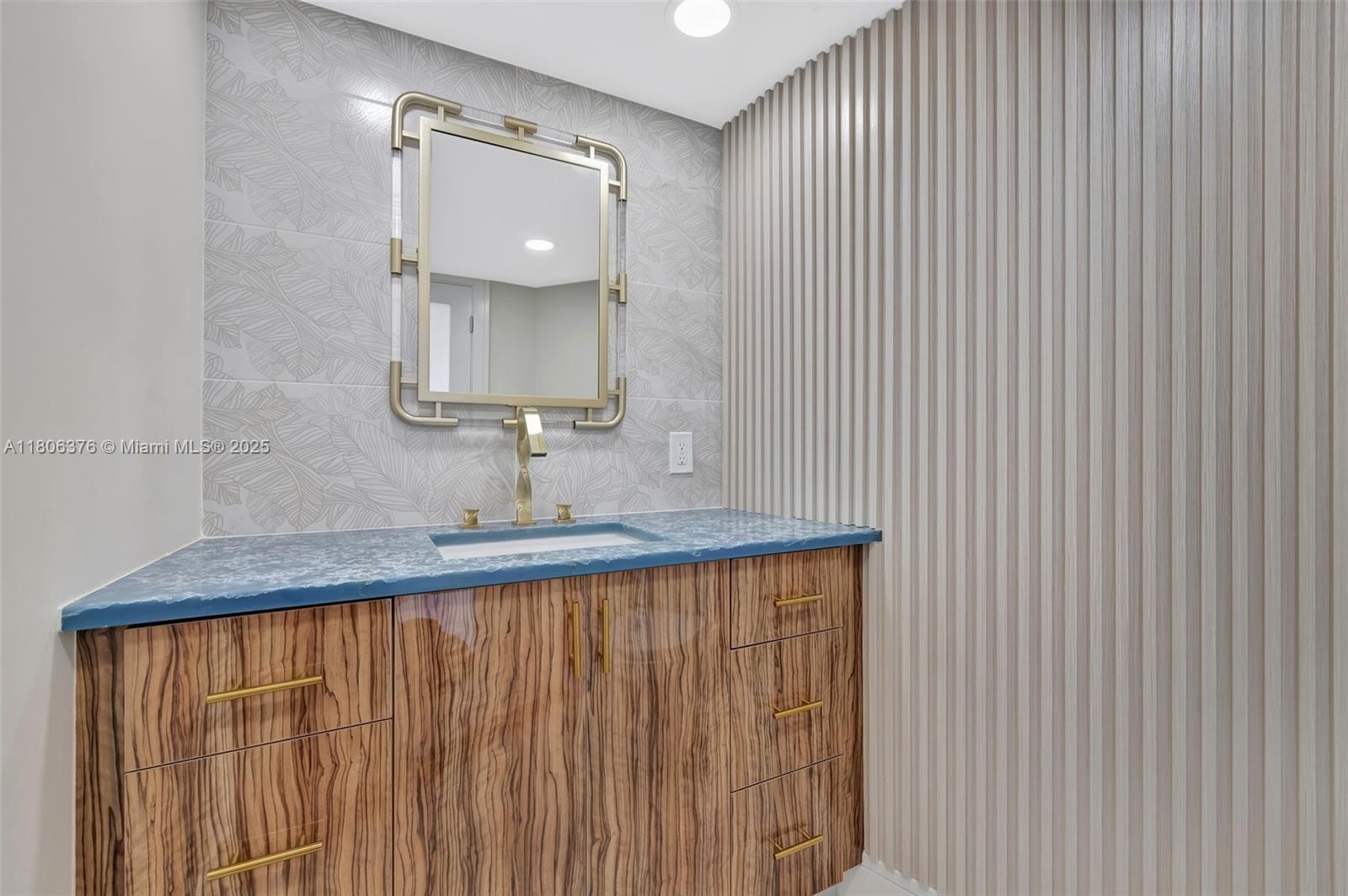 GALLEON CONDO - Residential