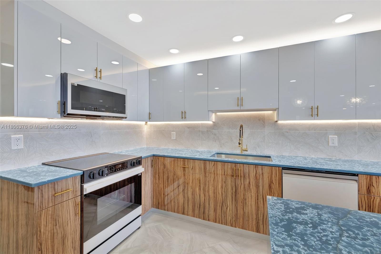 GALLEON CONDO - Residential