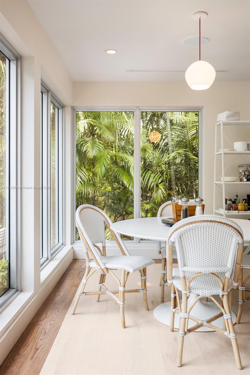 COCONUT GROVE MANOR - Residential