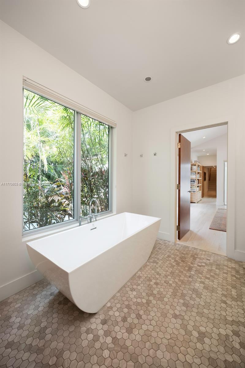COCONUT GROVE MANOR - Residential