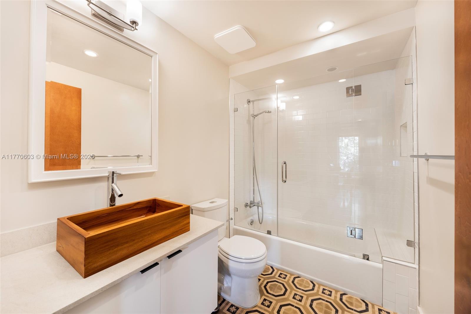 COCONUT GROVE MANOR - Residential