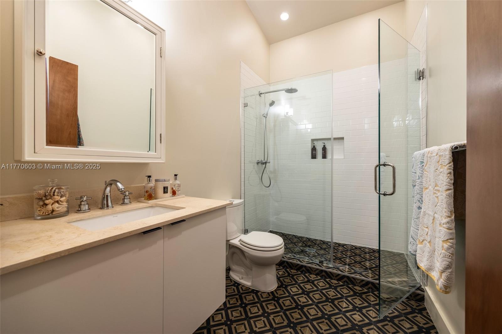 COCONUT GROVE MANOR - Residential