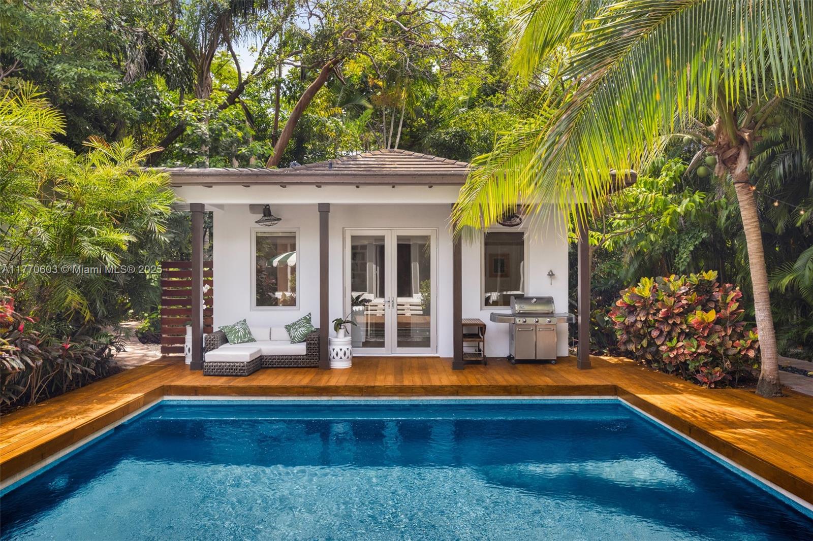 COCONUT GROVE MANOR - Residential