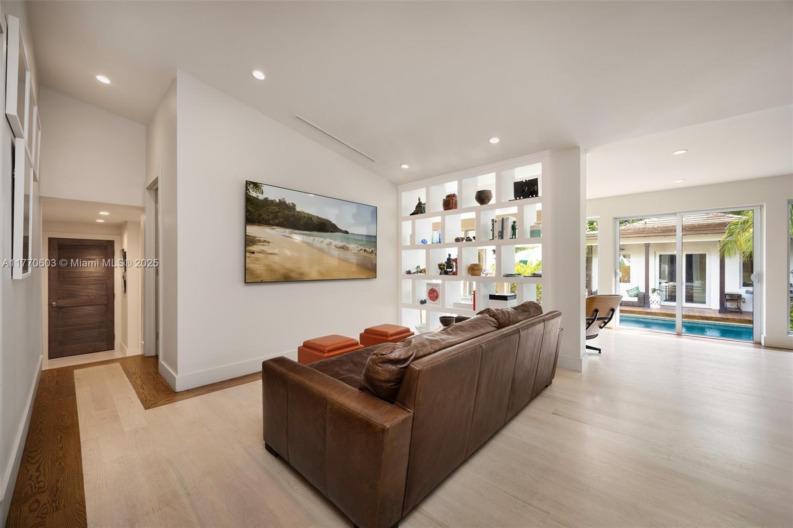 COCONUT GROVE MANOR - Residential