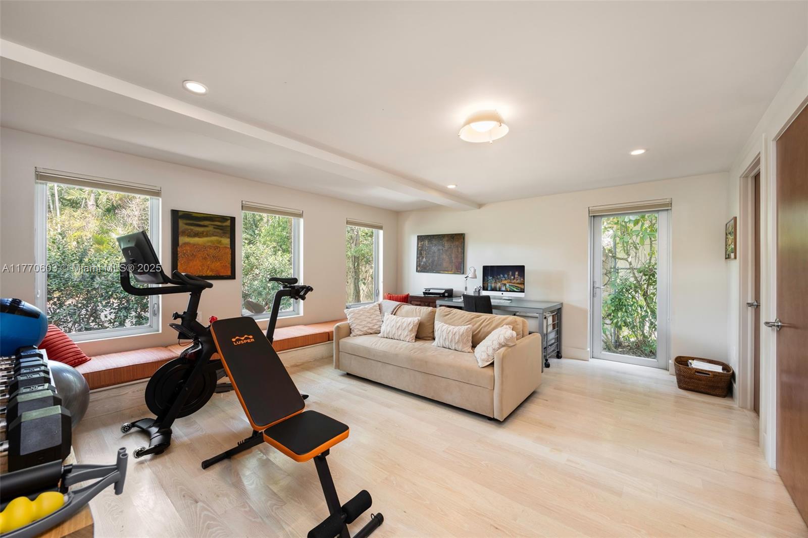 COCONUT GROVE MANOR - Residential