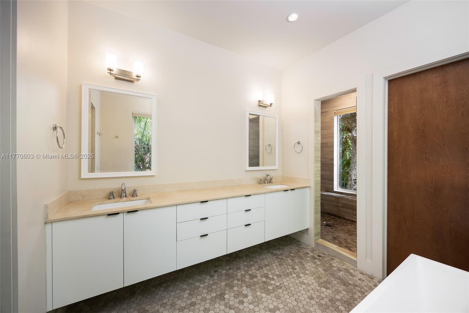 COCONUT GROVE MANOR - Residential