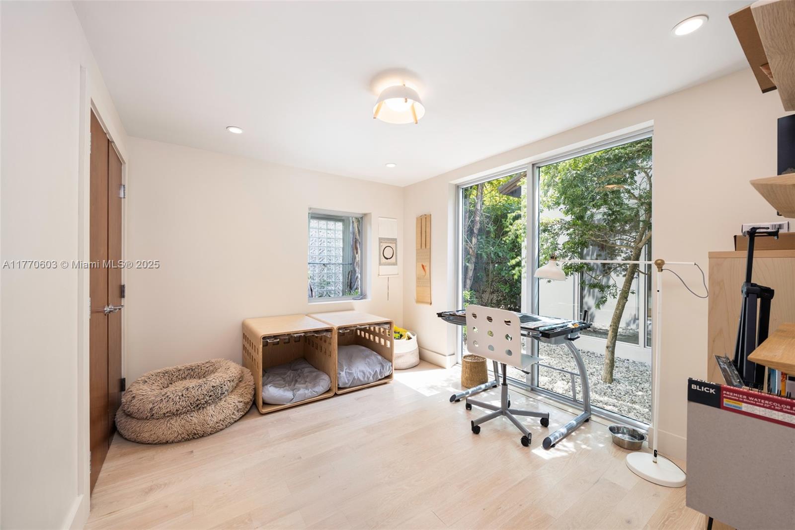 COCONUT GROVE MANOR - Residential