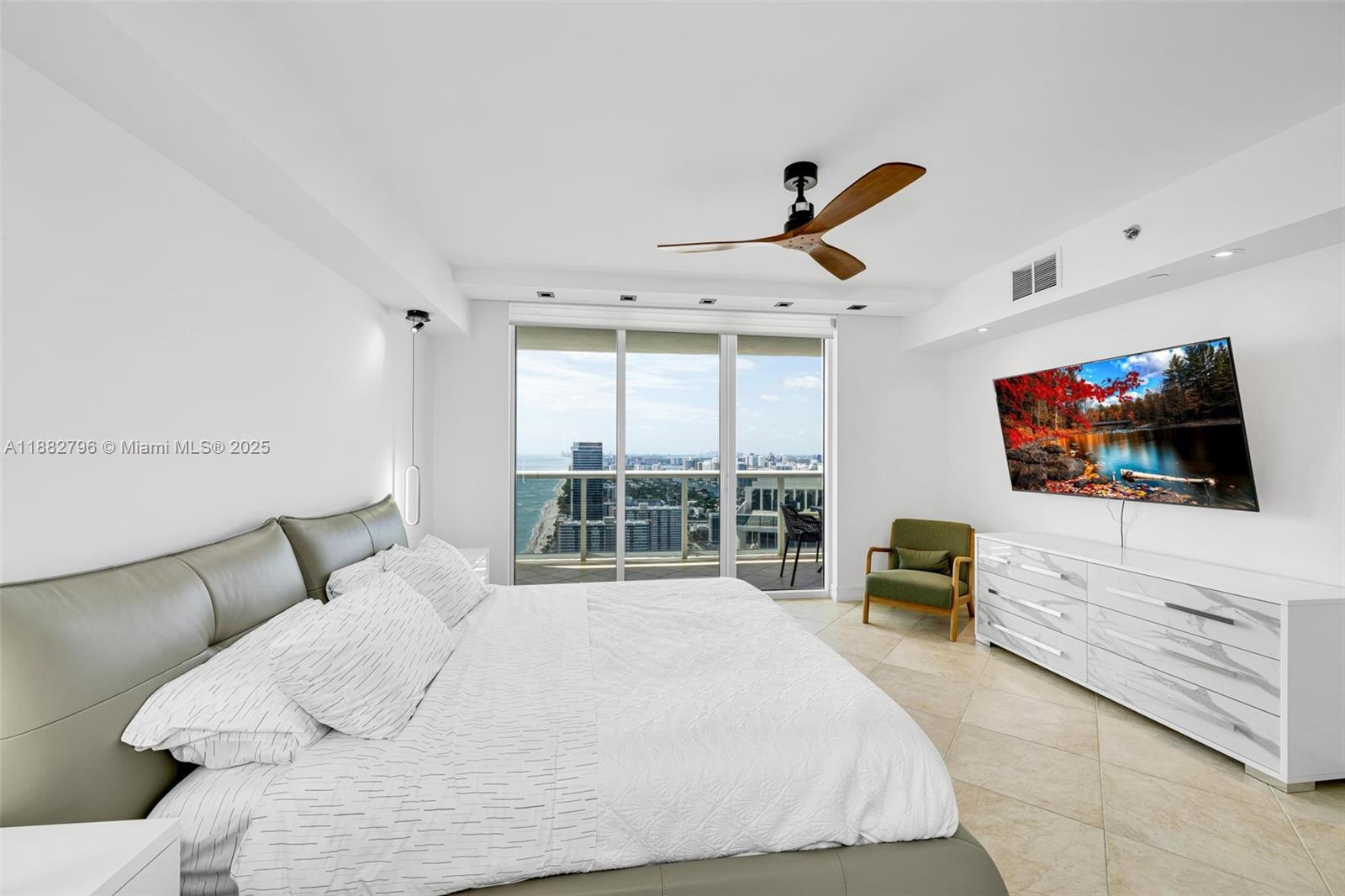 BEACH CLUB II - Residential
